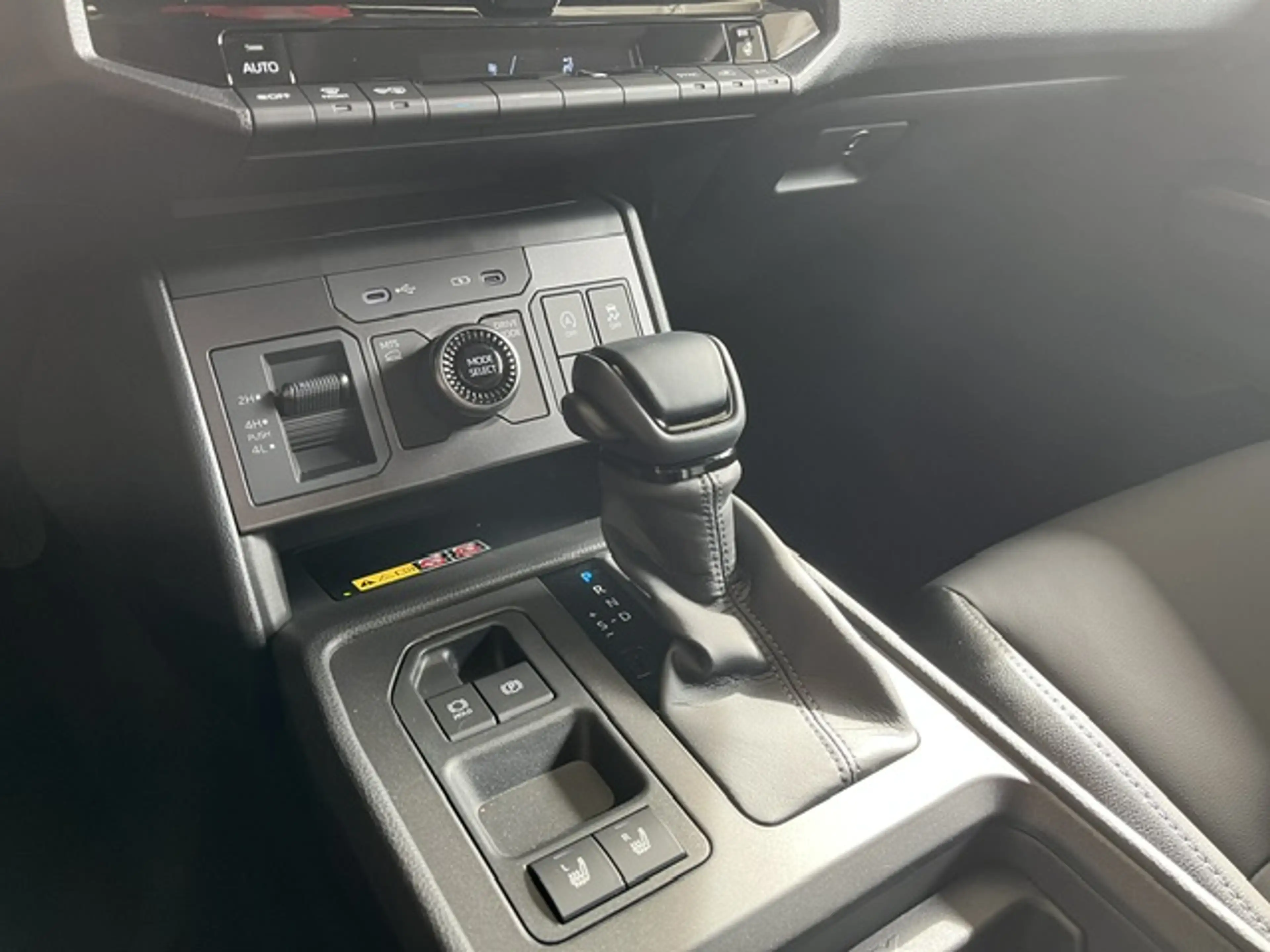 Toyota Hilux HiLux 4x4 Double Cab Autm. Invincible Mild Hybrid 6-Stufen Automatik — photo 15