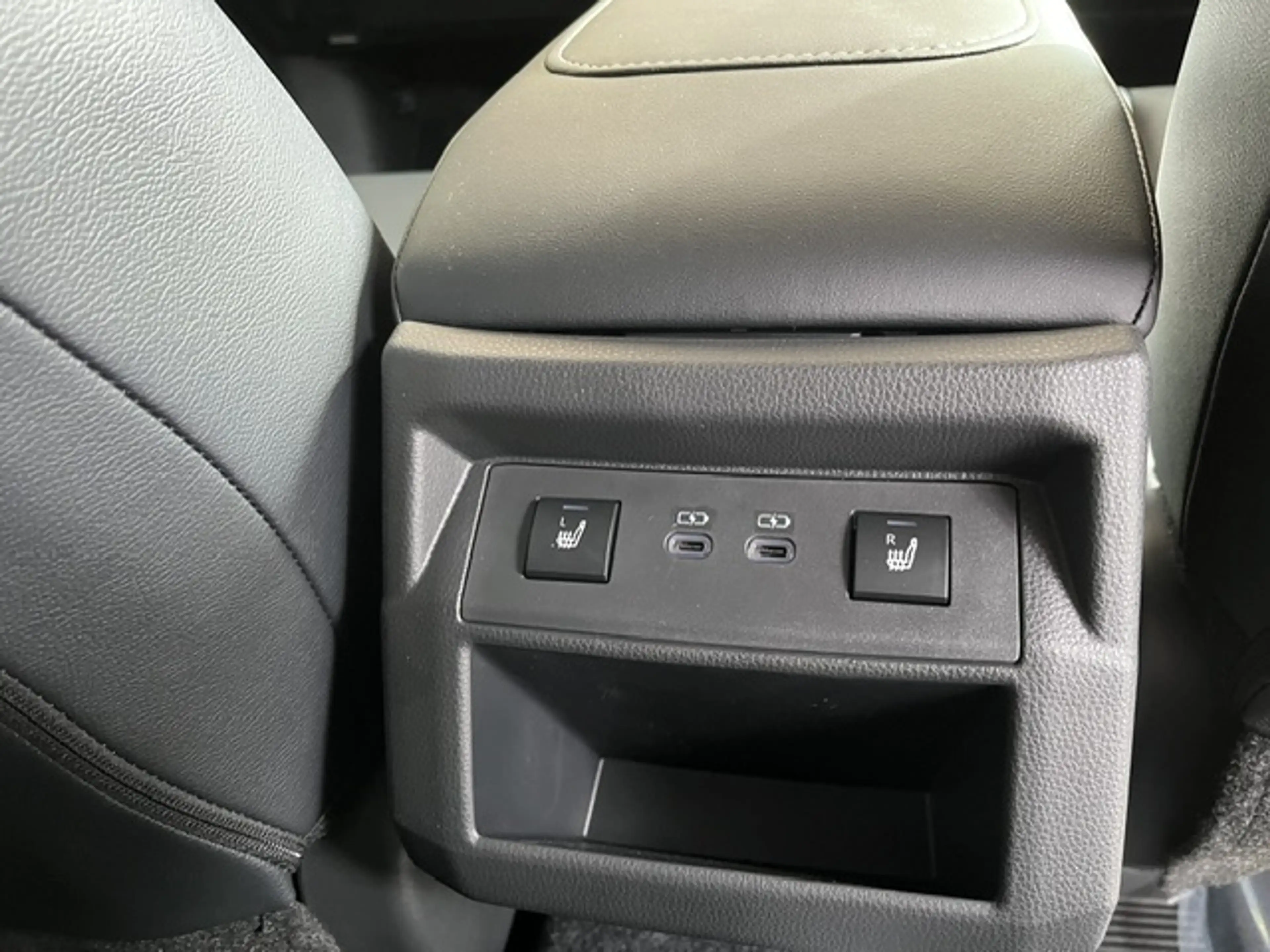 Toyota Hilux HiLux 4x4 Double Cab Autm. Invincible Mild Hybrid 6-Stufen Automatik — photo 9