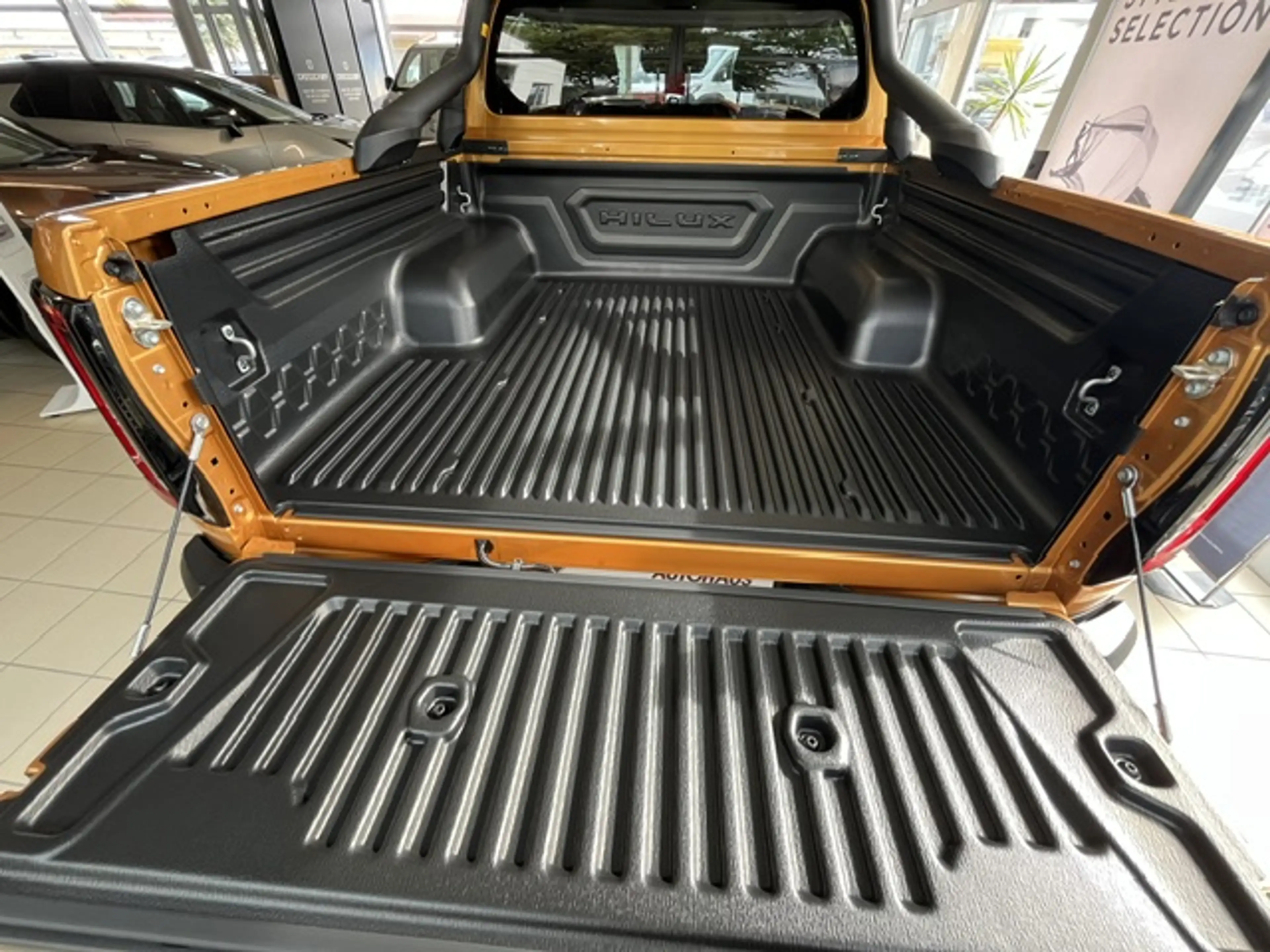 Toyota Hilux HiLux 4x4 Double Cab Autm. Invincible Mild Hybrid 6-Stufen Automatik — photo 4