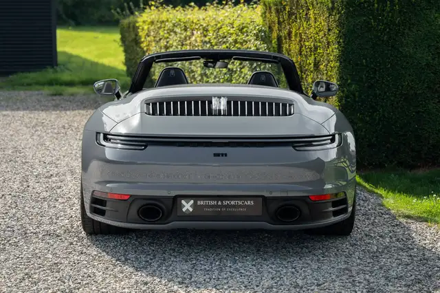 Porsche 911 view 6