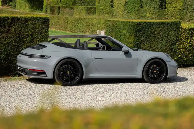 Porsche 911 view 4