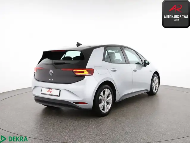 Volkswagen ID.3 view 5