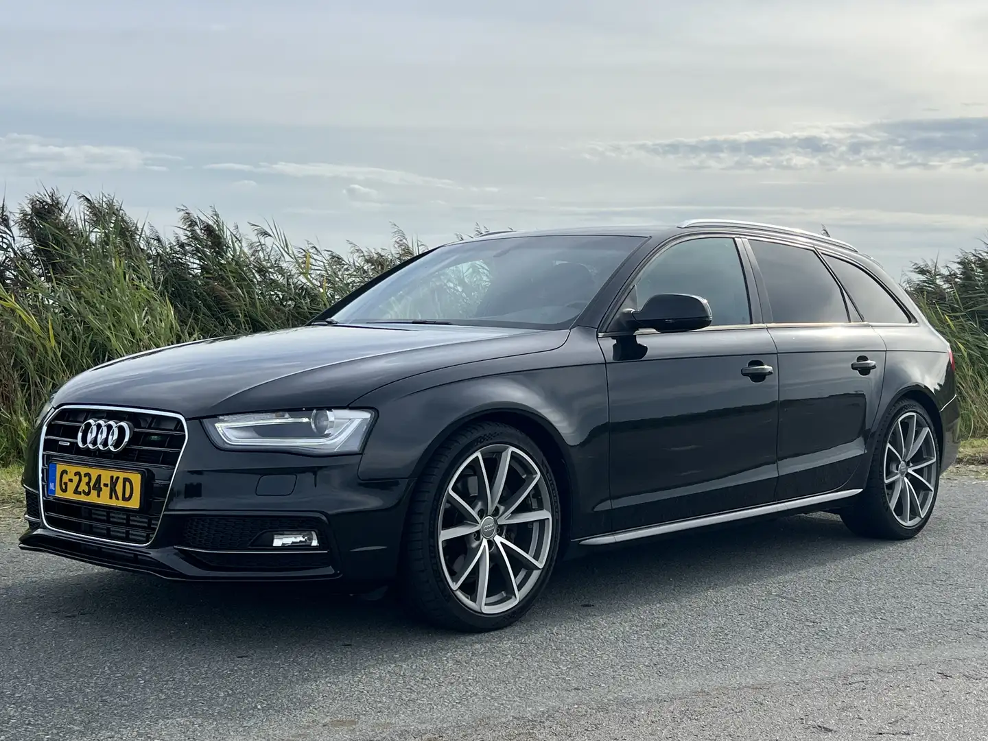 Audi A4 2.0 TFSI Avant Quattro pro line 3x Sline Zwart - 1
