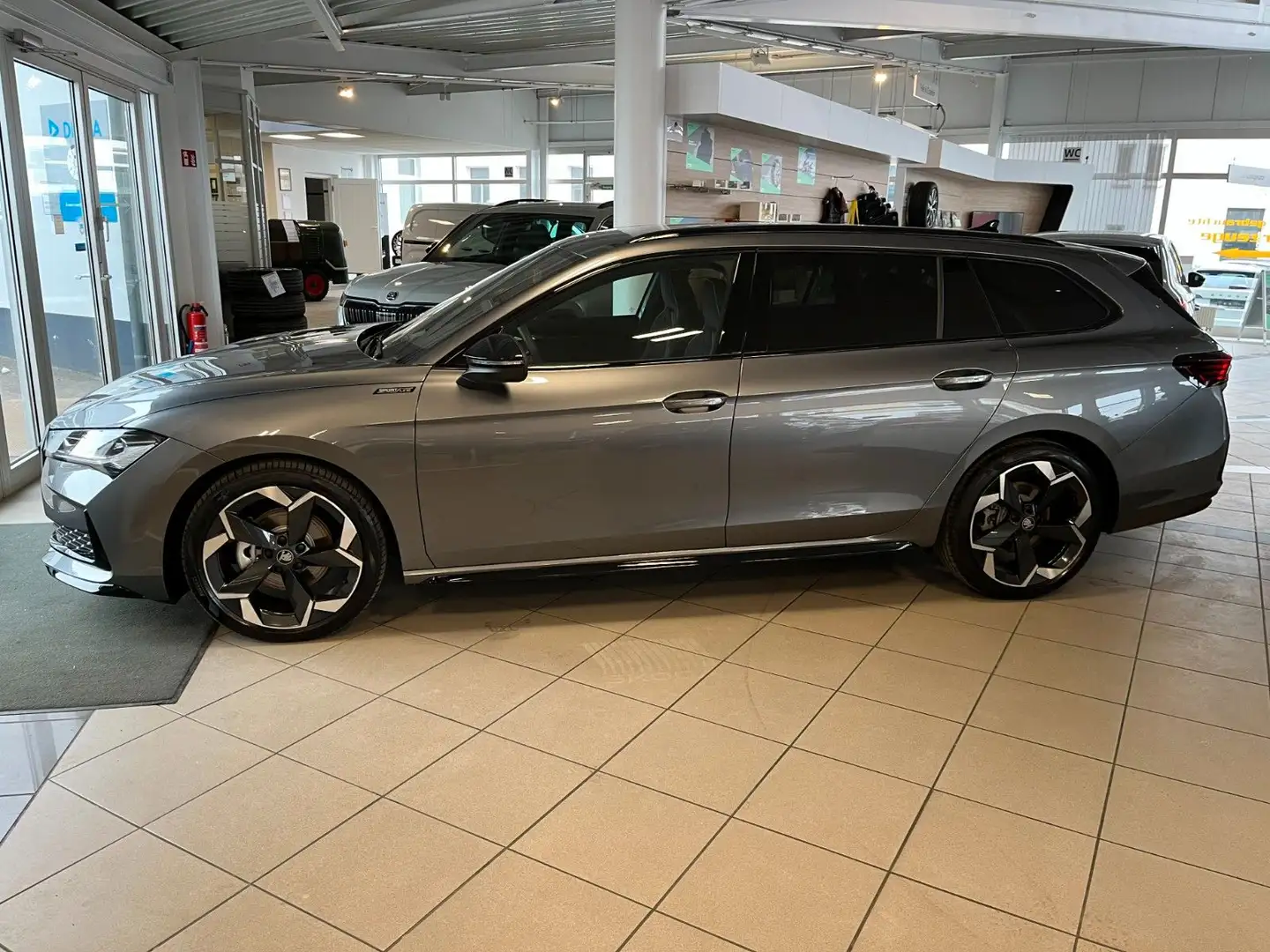 Skoda Superb IV Combi 1.5 TSI mHEV 110 kW Sportline TZ Grau - 2