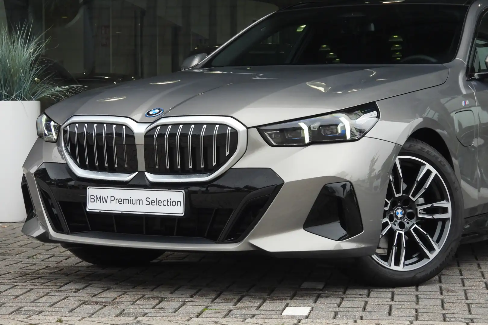 BMW 530 5 Serie Touring 530e M Sport Automaat / Panoramada Grijs - 2