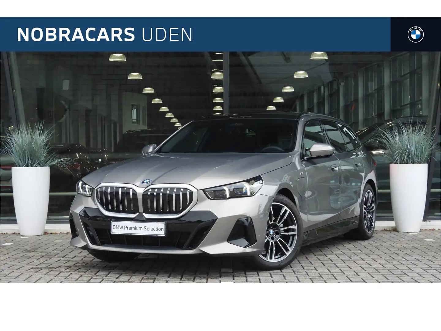 BMW 530 5 Serie Touring 530e M Sport Automaat / Panoramada Grijs - 1