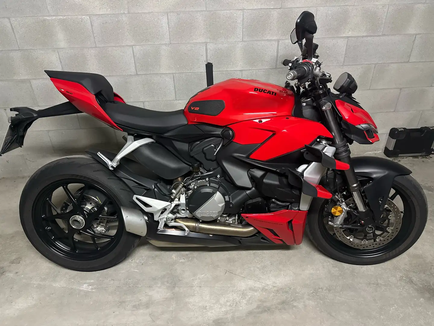 Ducati Streetfighter v2 - 2