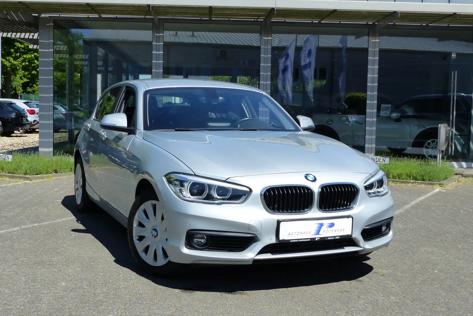 BMW 120 i Advantage Aut. AHK Navi PDC Tempo SHZ Argent - 1