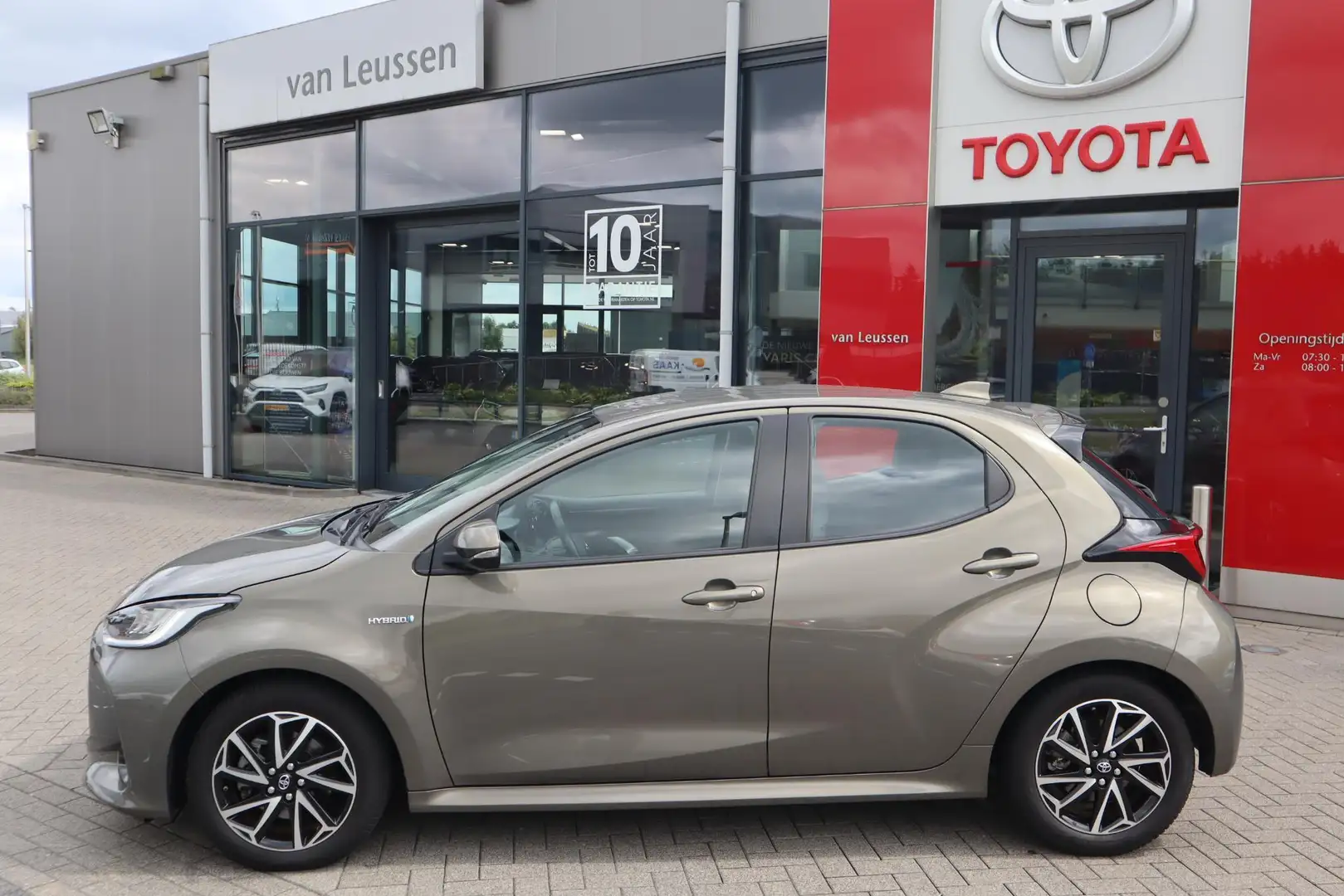 Toyota Yaris 1.5 HYBRID DYNAMIC NAVI LED 16"LM-VELGEN KEYLESS C Groen - 2