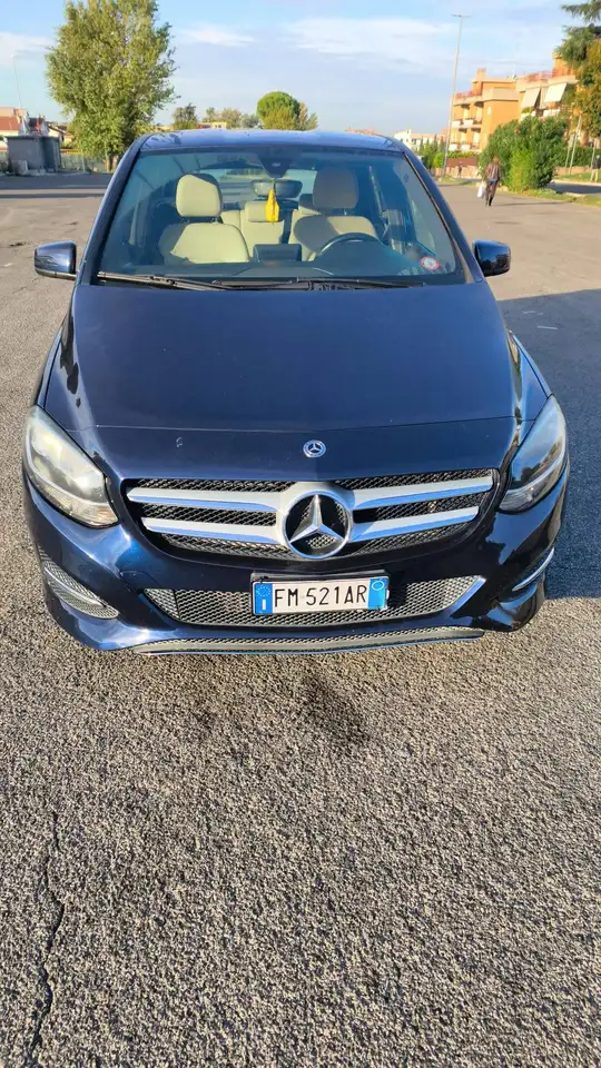 Mercedes-Benz B 180