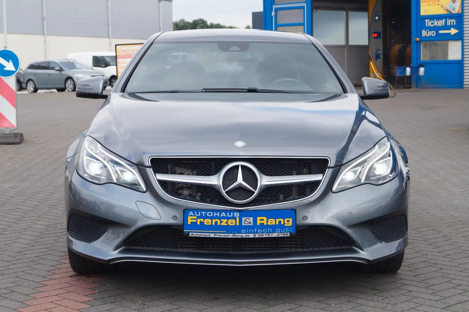Mercedes-Benz E 250 Coupe *Navi*SHZ*AHK*LED*Front*PDC*Tempomat Grau - 2