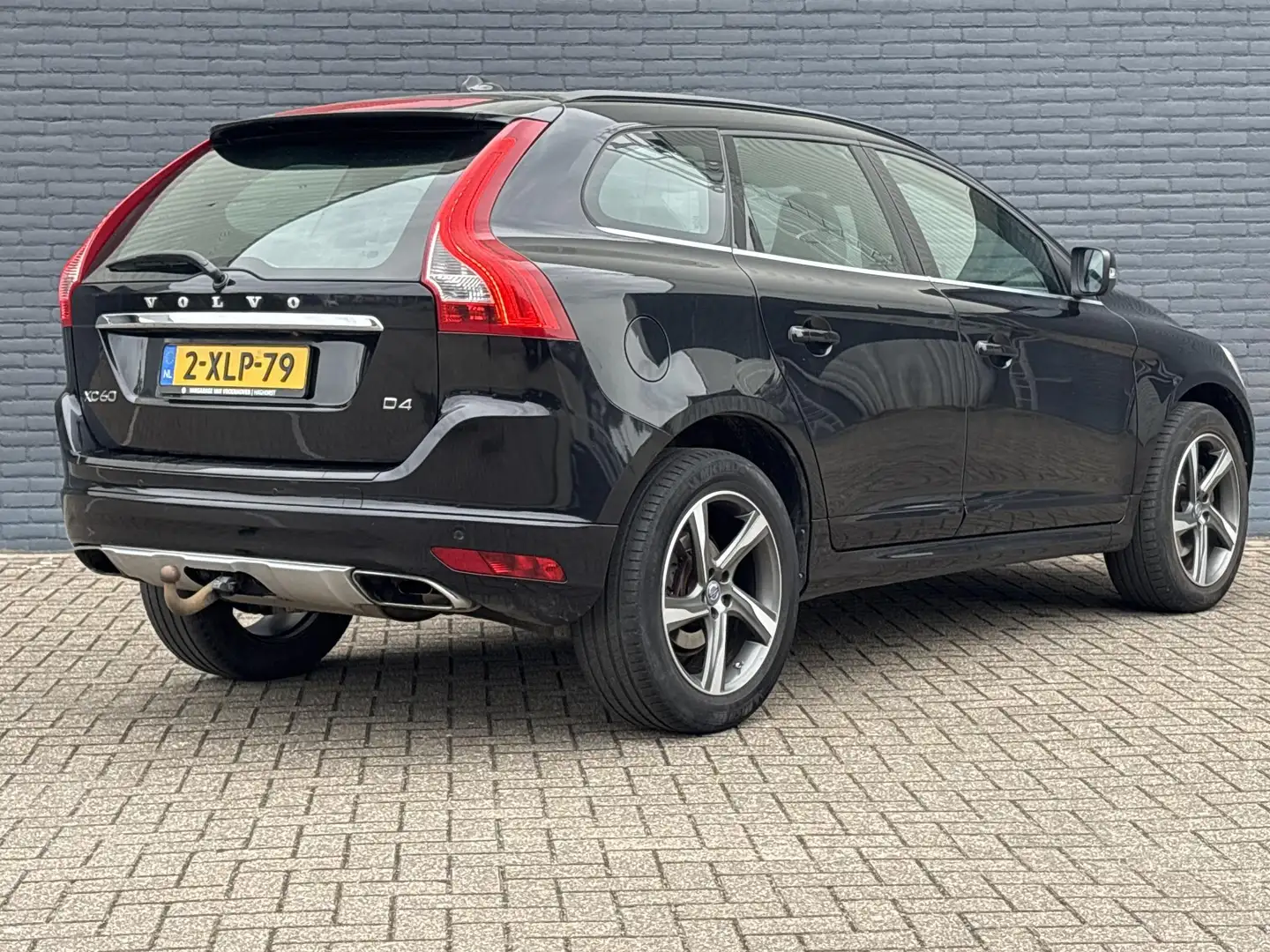 Volvo XC60 2.0 D4 FWD Automaat | Leder | Cruise | Climate | S Zwart - 2