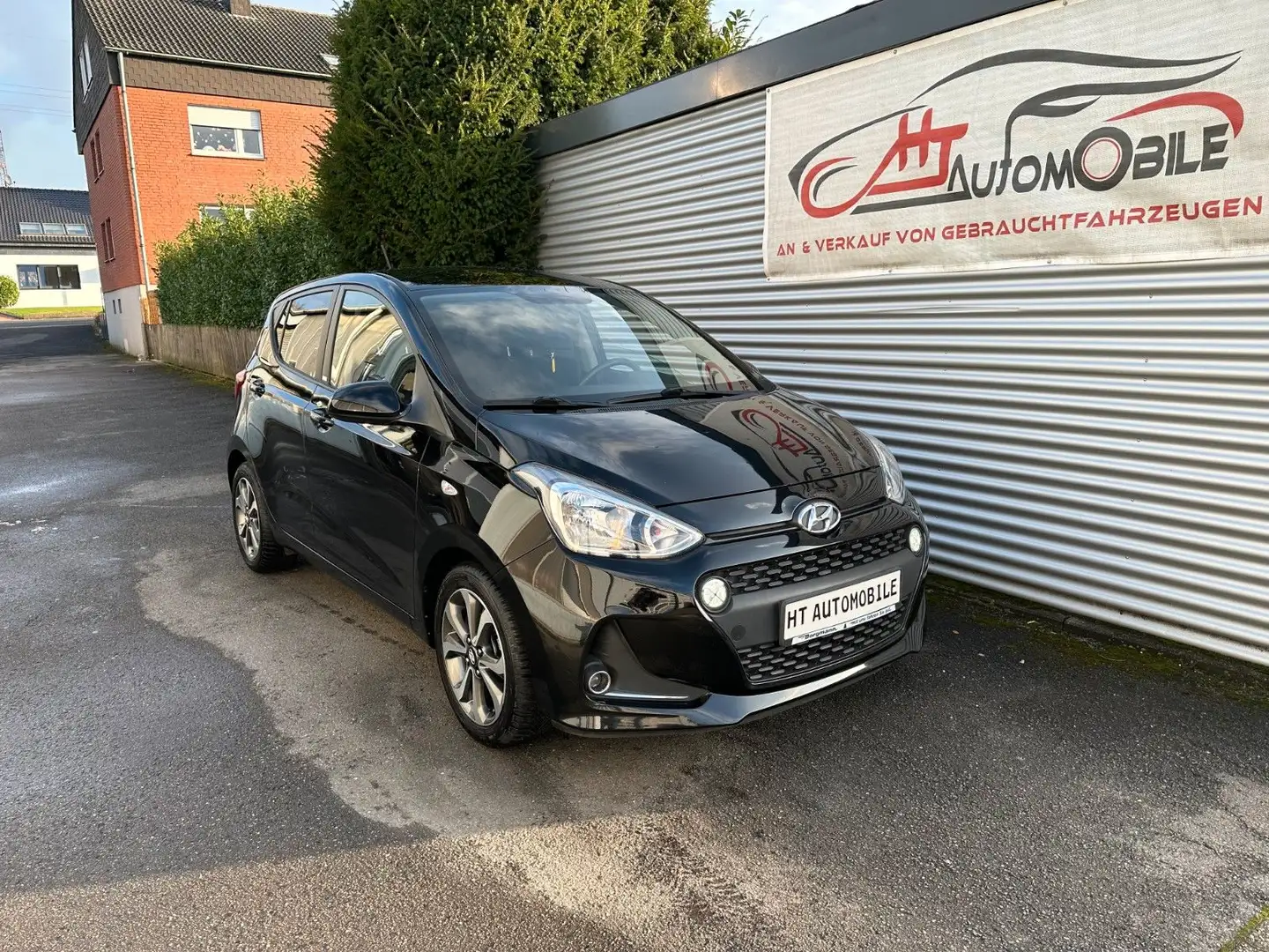 Hyundai i10 1.2 YES! TEMPOM/SITZH/KLIMAAUT/PDC Schwarz - 1