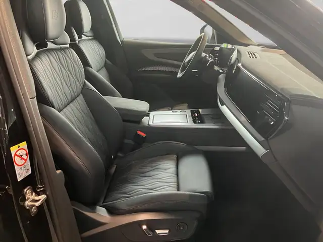 Audi Q7 view 4
