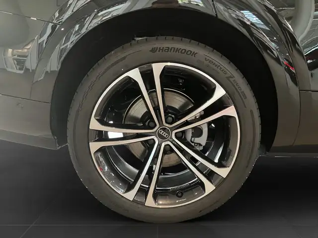 Audi Q7 view 7