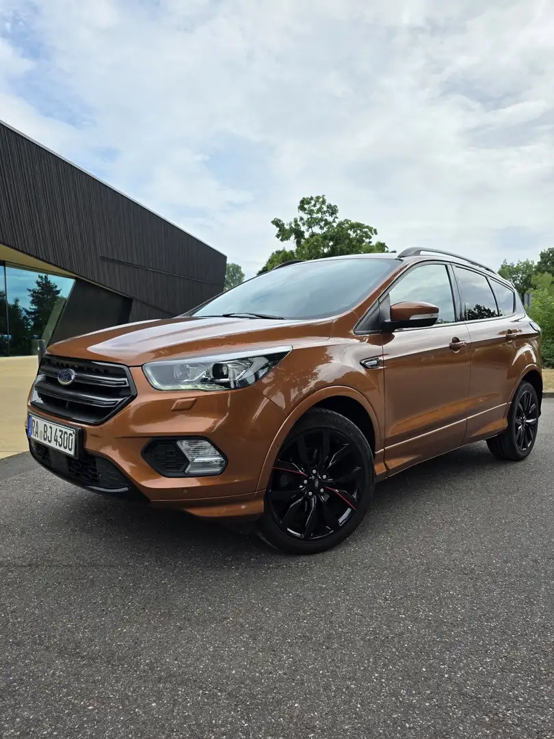 Ford Kuga 1.5 EcoBoost 2x4 ST-Line Braun - 1