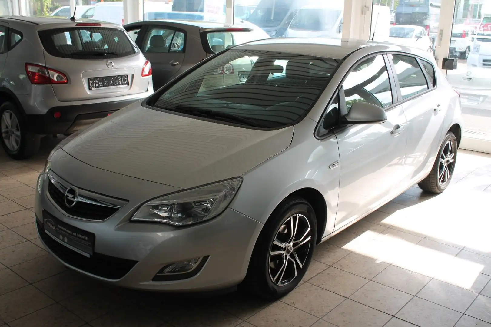 Opel Astra 1.6 Edition Automatik Grau - 1
