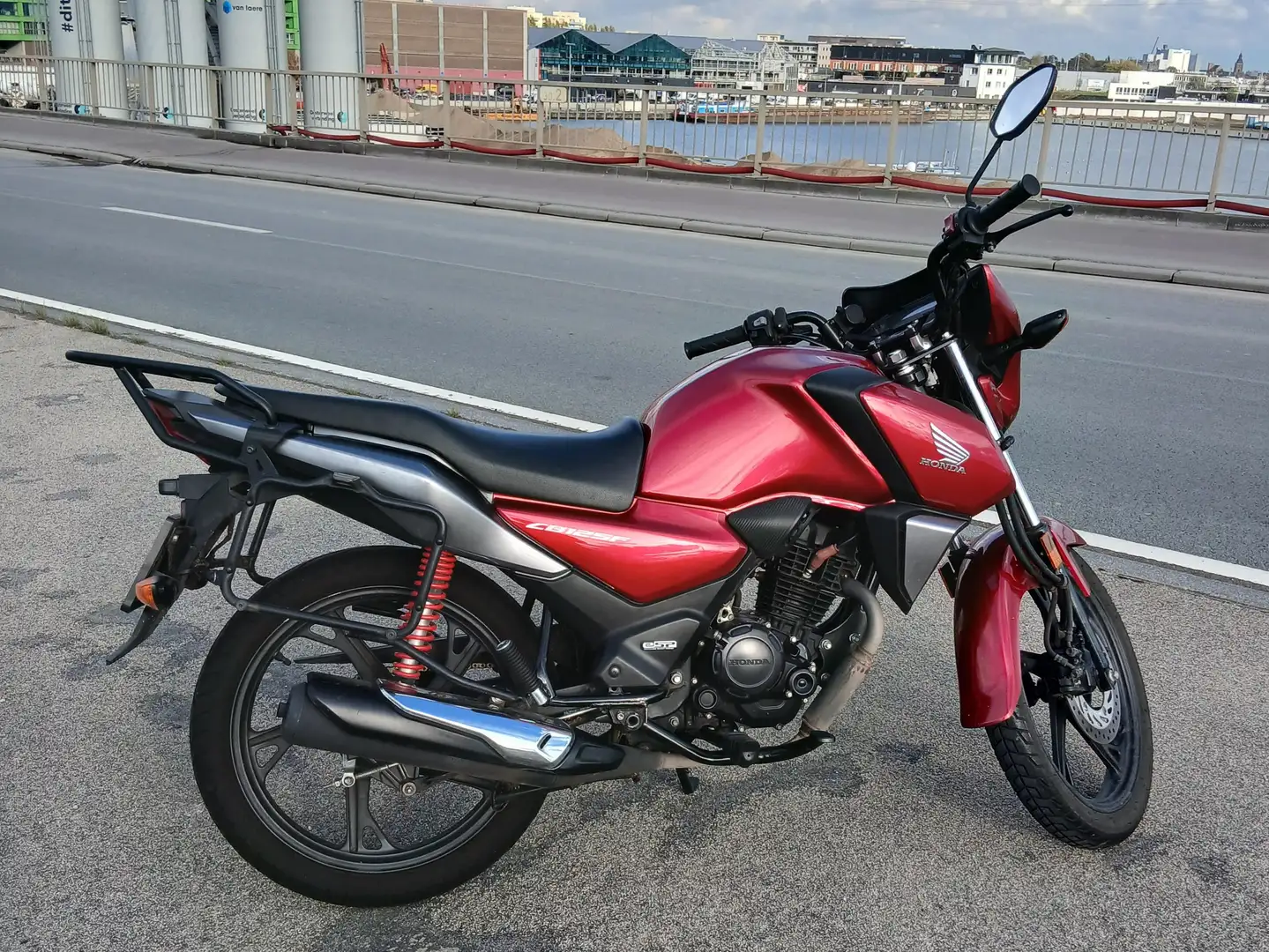 Honda CBF 125 met Monokey kofferdragers Red - 1