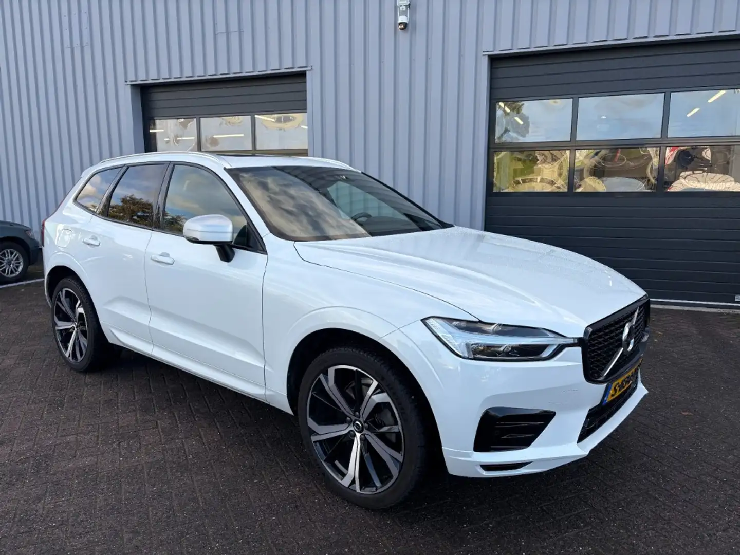 Volvo XC60 2.0 T5 AWD R-Design Trekhaak I Pano I 21 Inch I Al Blanc - 2