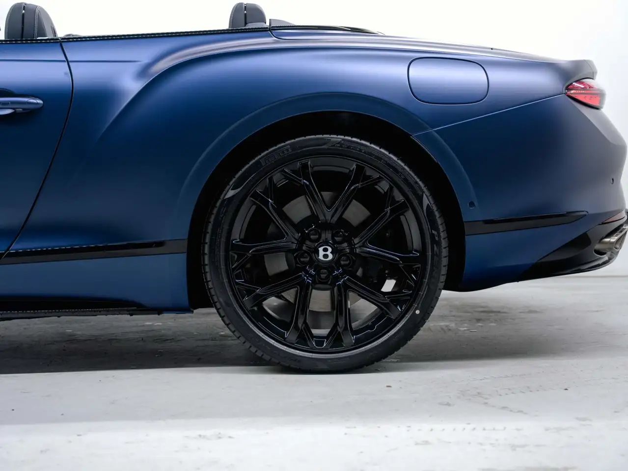 Bentley Continental GTC 2026 — фото 10