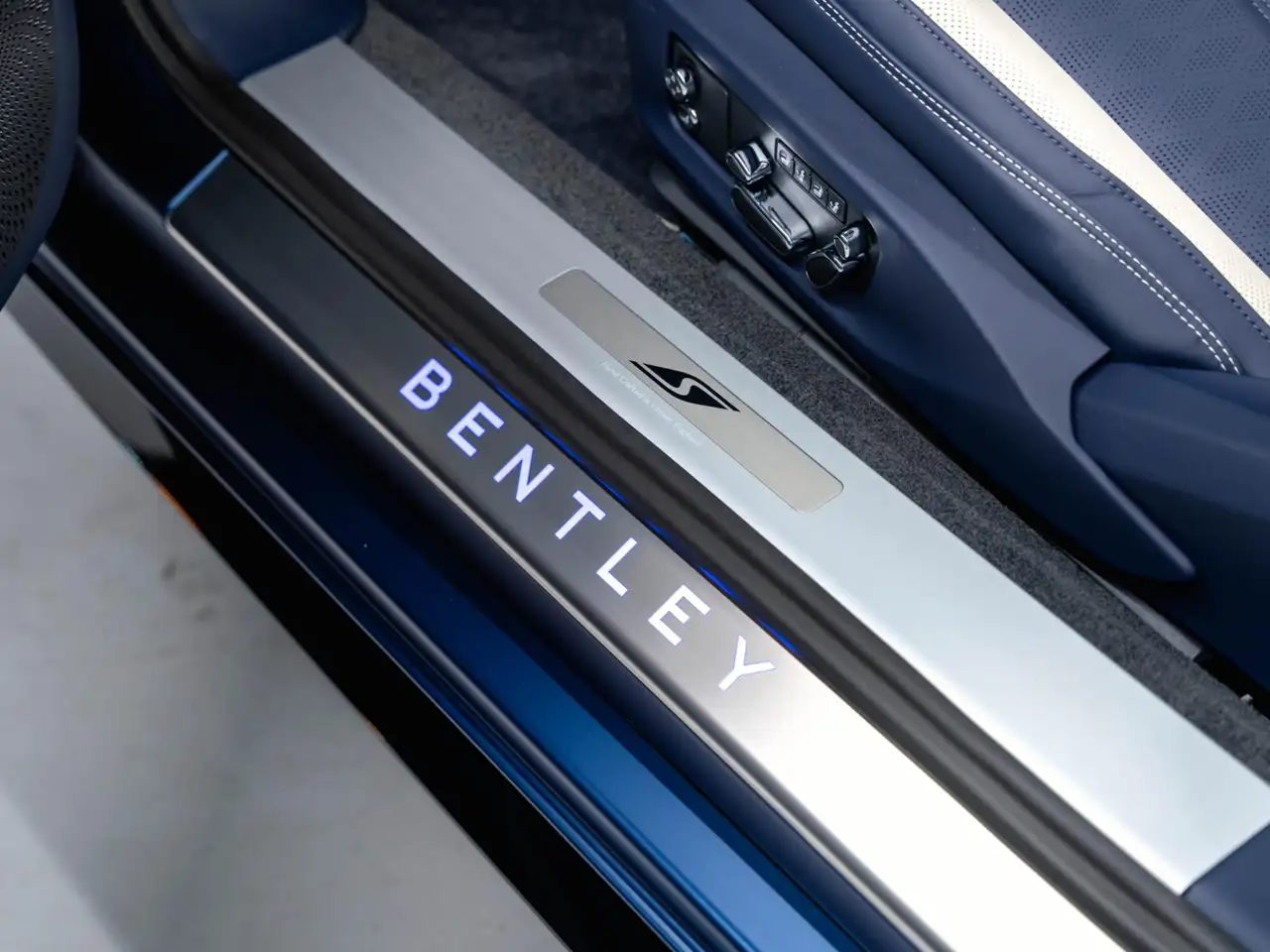 Bentley Continental GTC 2026 — фото 13