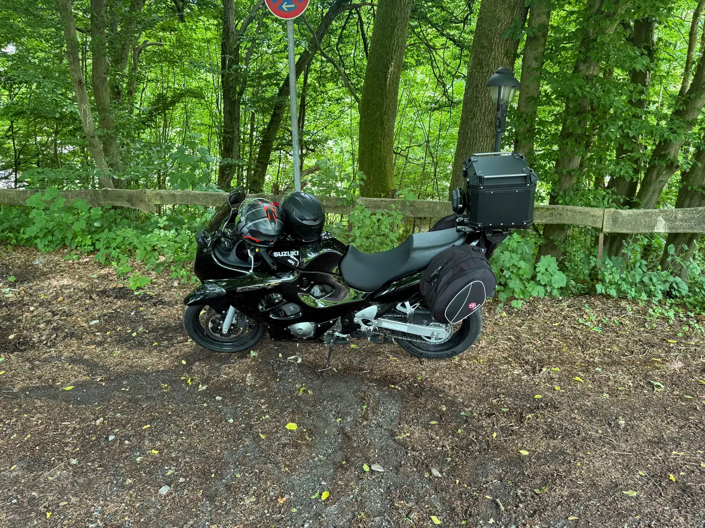 Suzuki GSX 750 Noir - 1