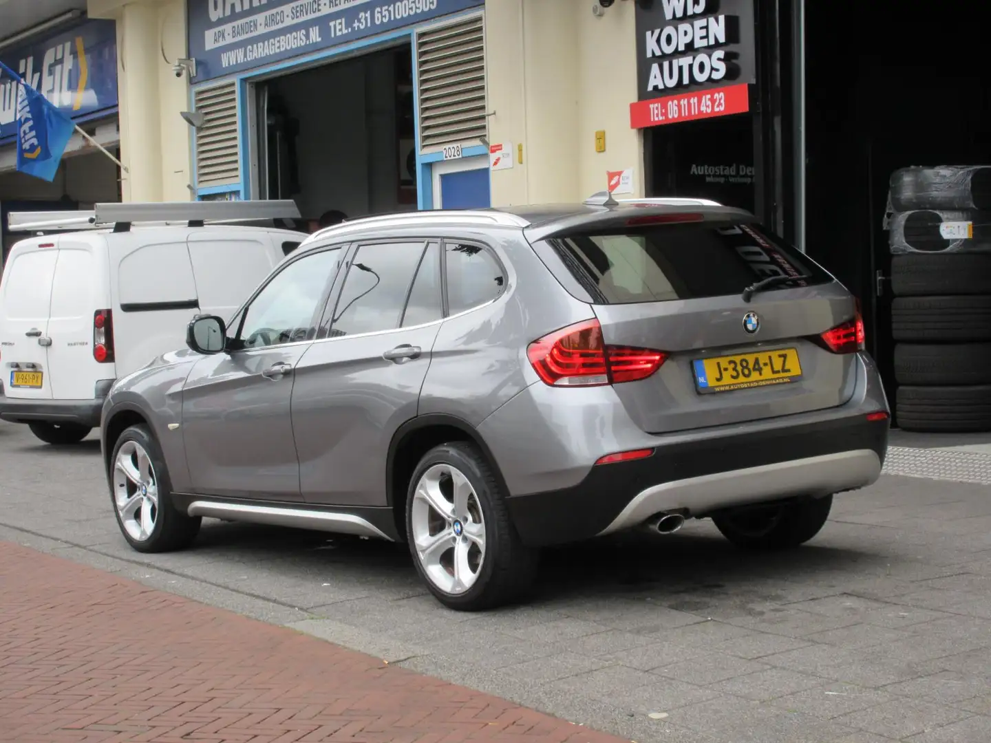 BMW X1 2.0d xDrive High Executive Aut Leer Navi Clima Pan Grijs - 2
