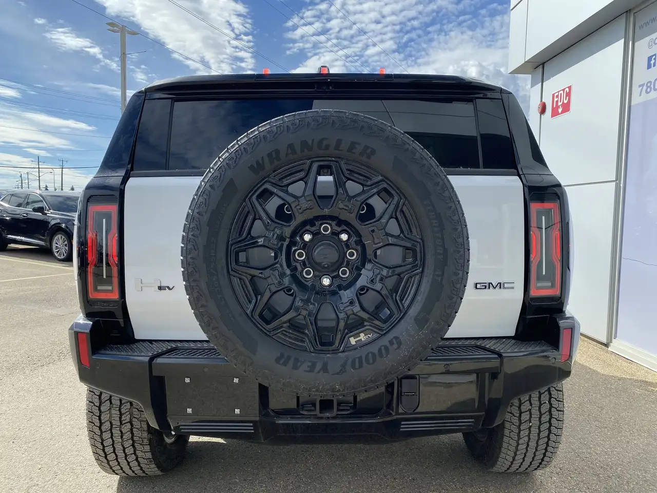 GMC HUMMER EV SUV снимка GMC HUMMER EV SUV