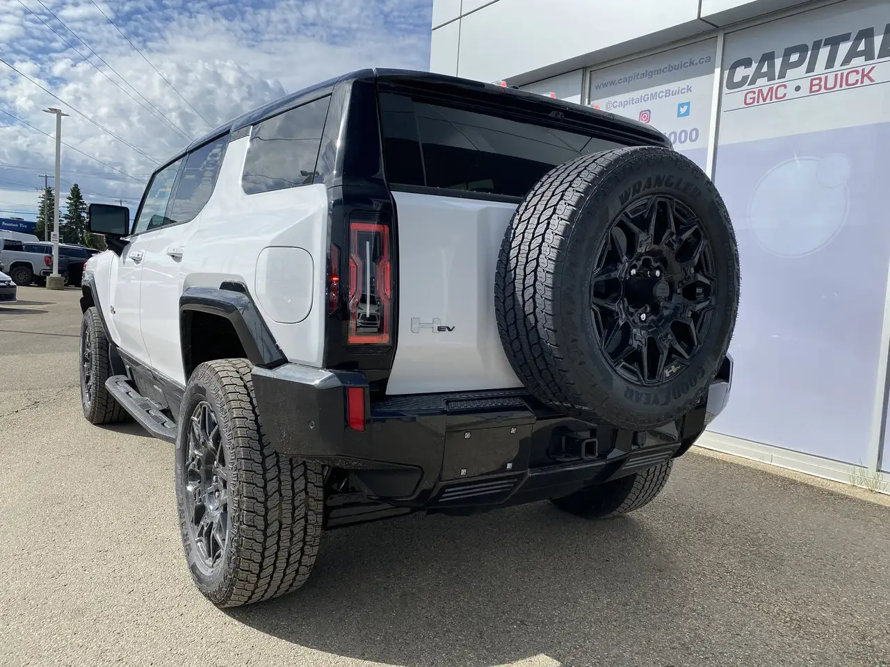 GMC HUMMER EV SUV снимка GMC HUMMER EV SUV