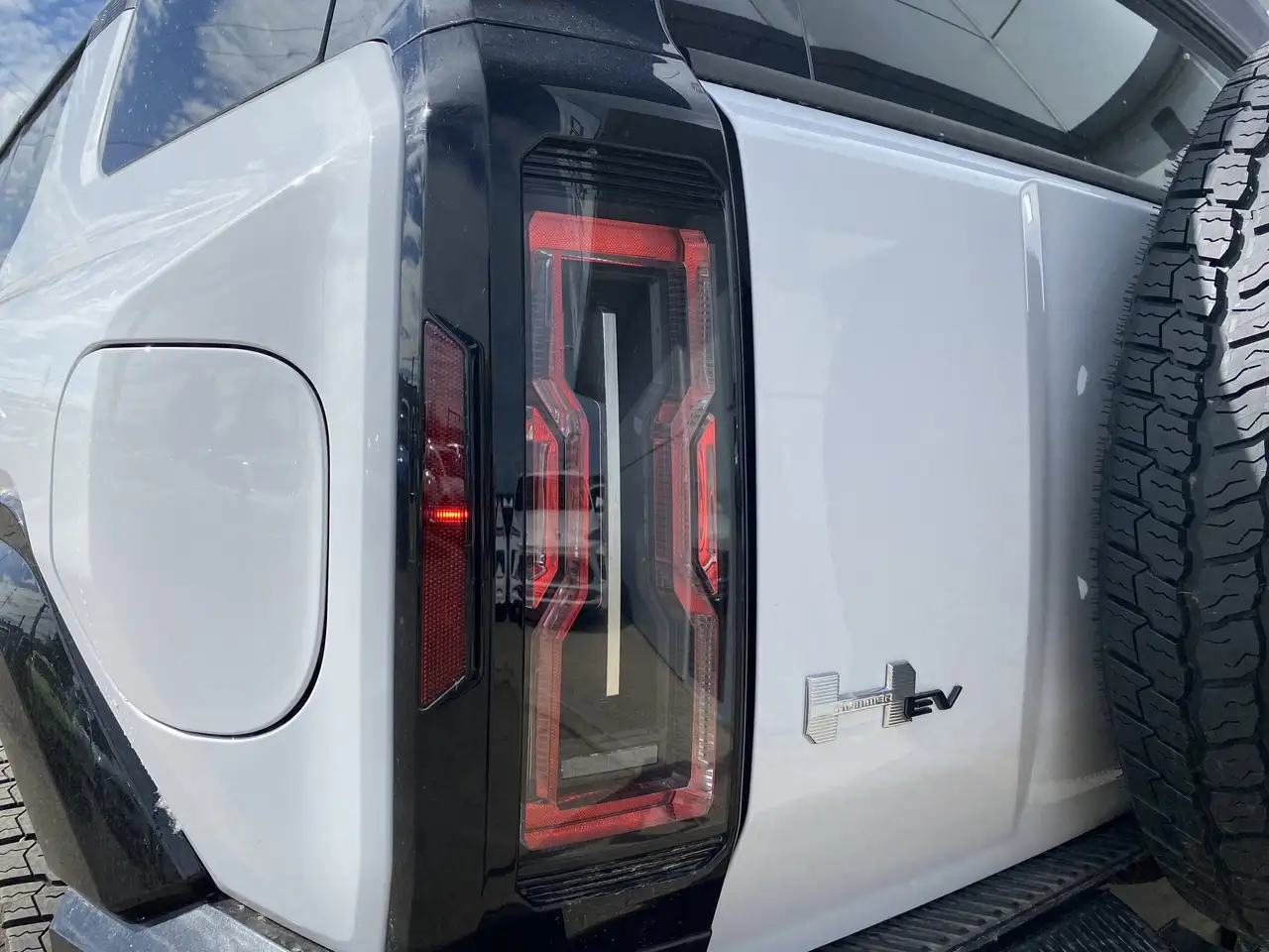 GMC HUMMER EV SUV снимка GMC HUMMER EV SUV