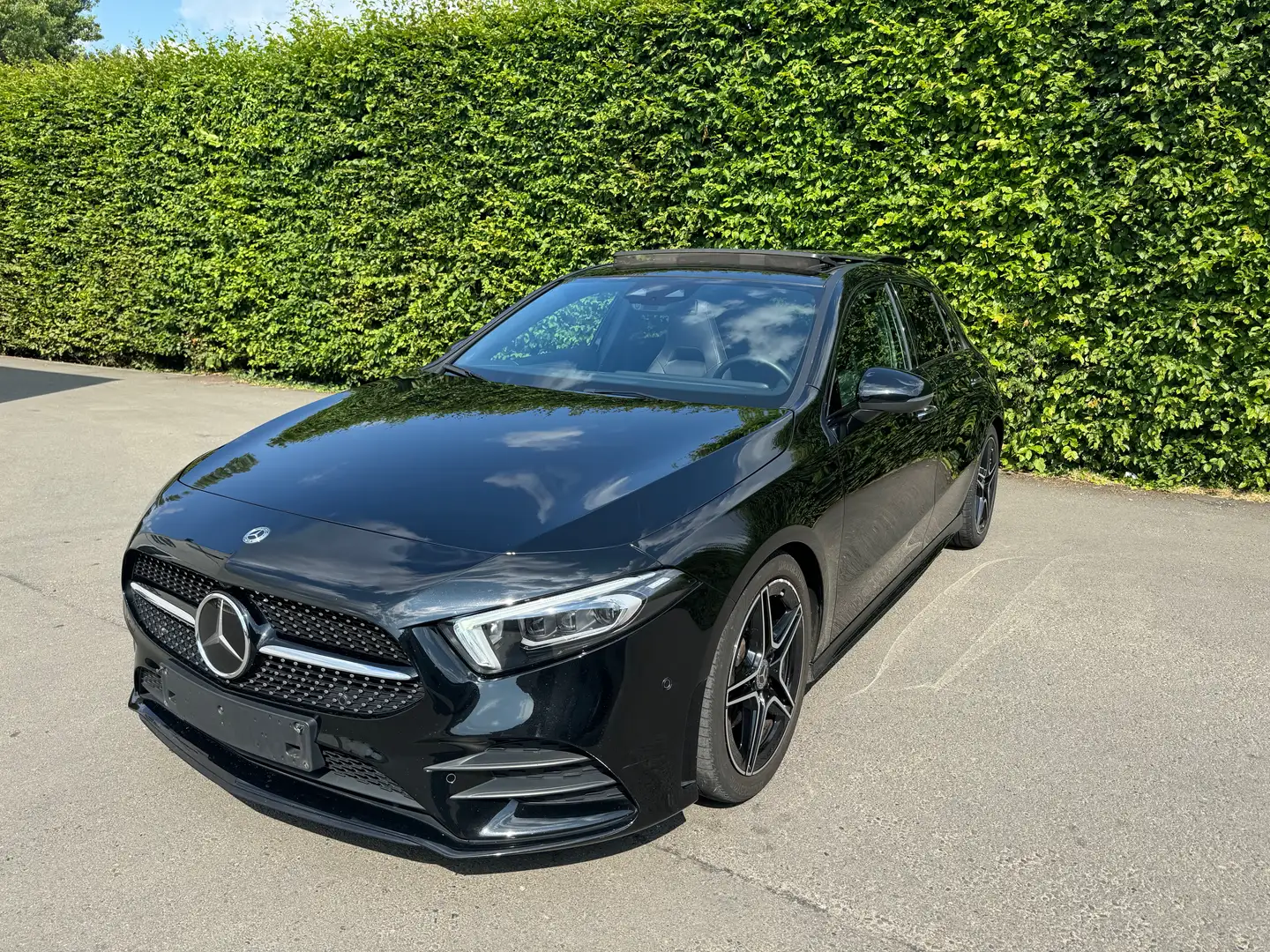 Mercedes-Benz A 180 PACK AMG / PANO / / 360CAM / / CARPLAY / Černá - 1