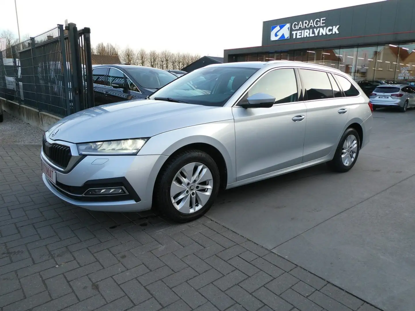 Skoda Octavia Break 1.0 eTEC 110pk DSG Business Trekhaak (27903) Zilver - 2