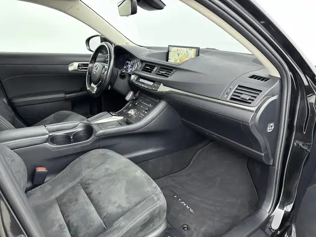 Lexus CT view 8