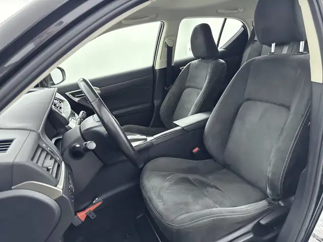 Lexus CT view 4