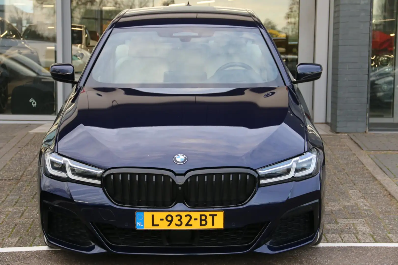BMW 545 5-serie 545e xDrive High Executive M-PAKKET NL-AUT Blauw - 2