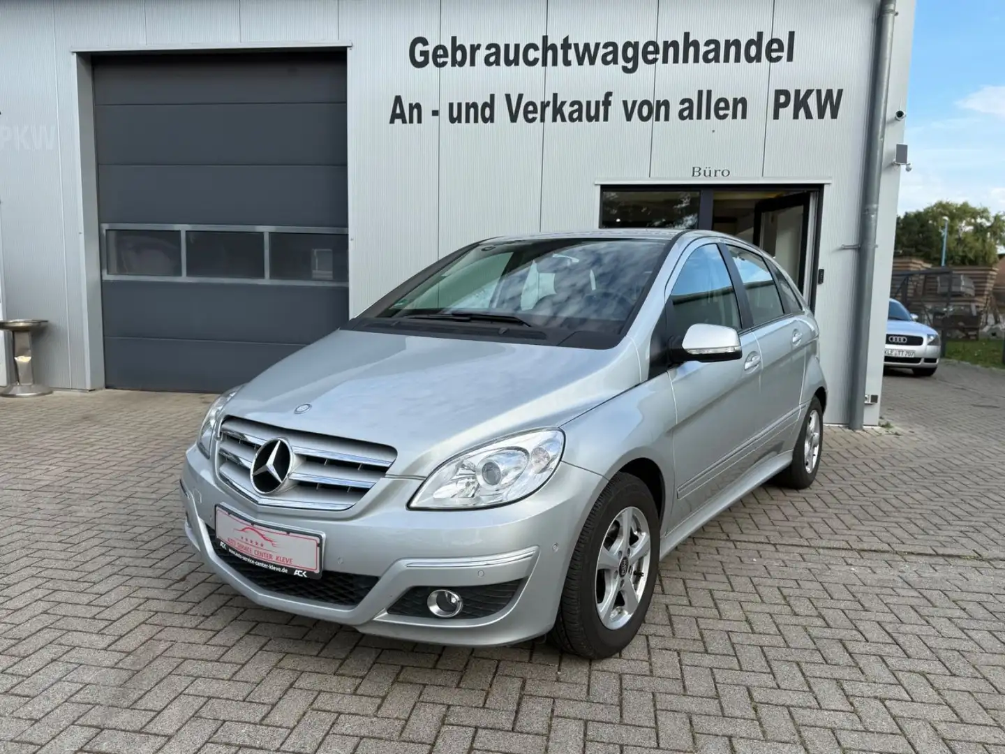 Mercedes-Benz B 160 *AUTOMATIK*SHZ*AHK*PDC*8FACH BEREIFT Silber - 1