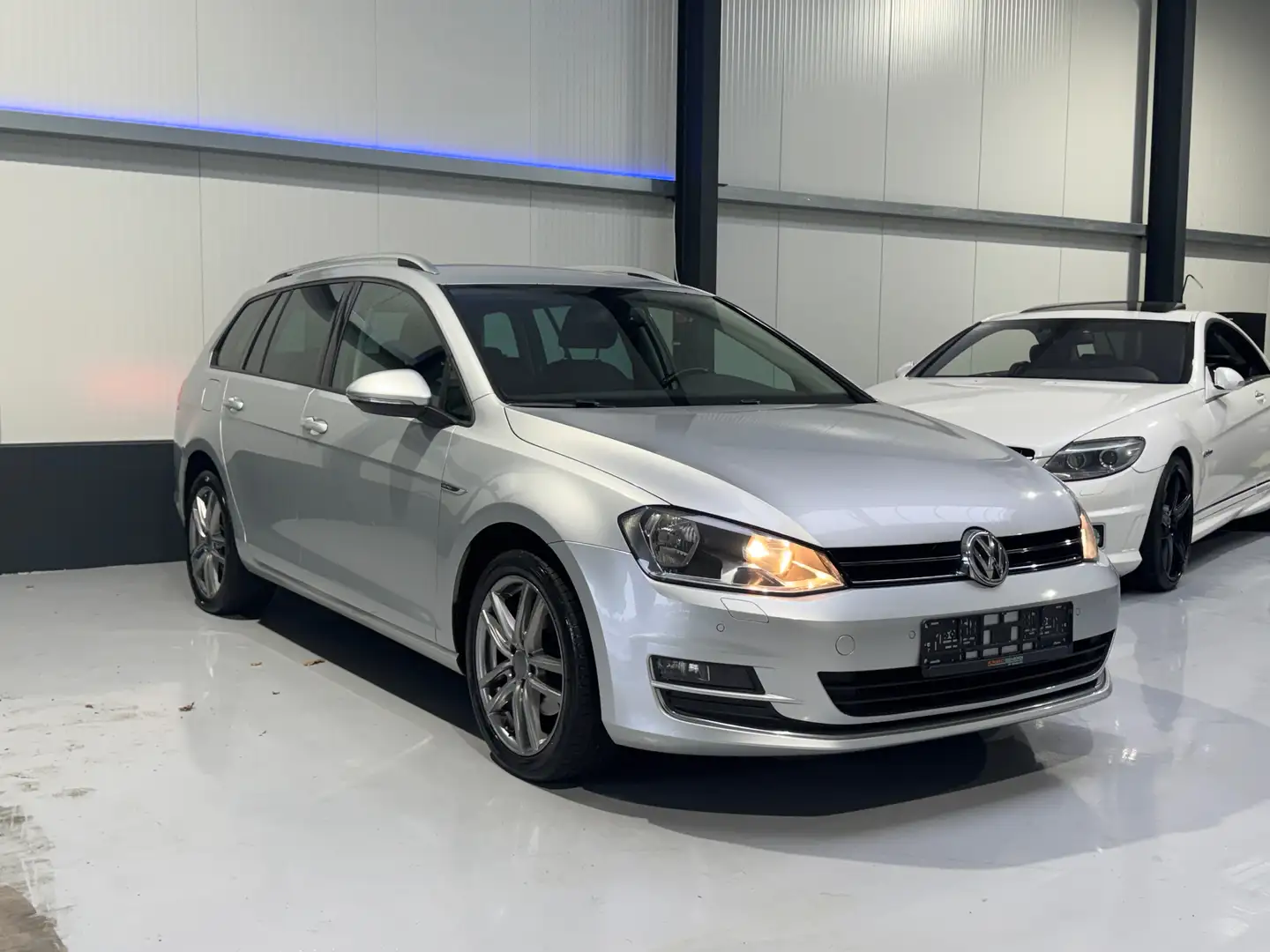 Volkswagen Golf Variant 1.6 TDI DSG Lounge BMT AHK NAVI TEMPOMAT PDC Grau - 1