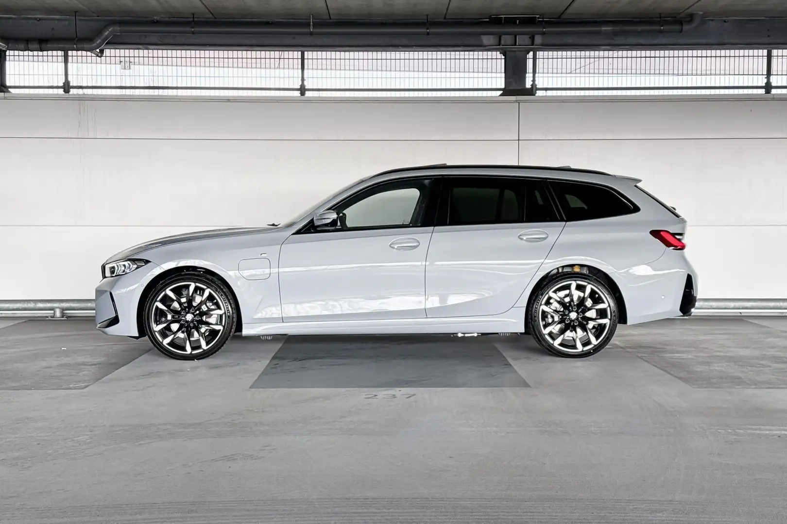 BMW 330 3 Serie Touring 330e | M Sportpakket | Glazen pano Grijs - 2