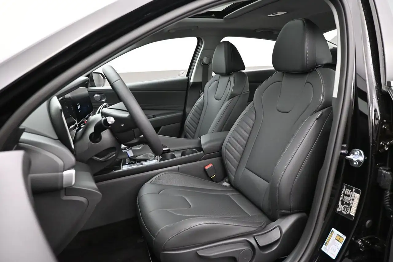 Hyundai ELANTRA photo Hyundai ELANTRA