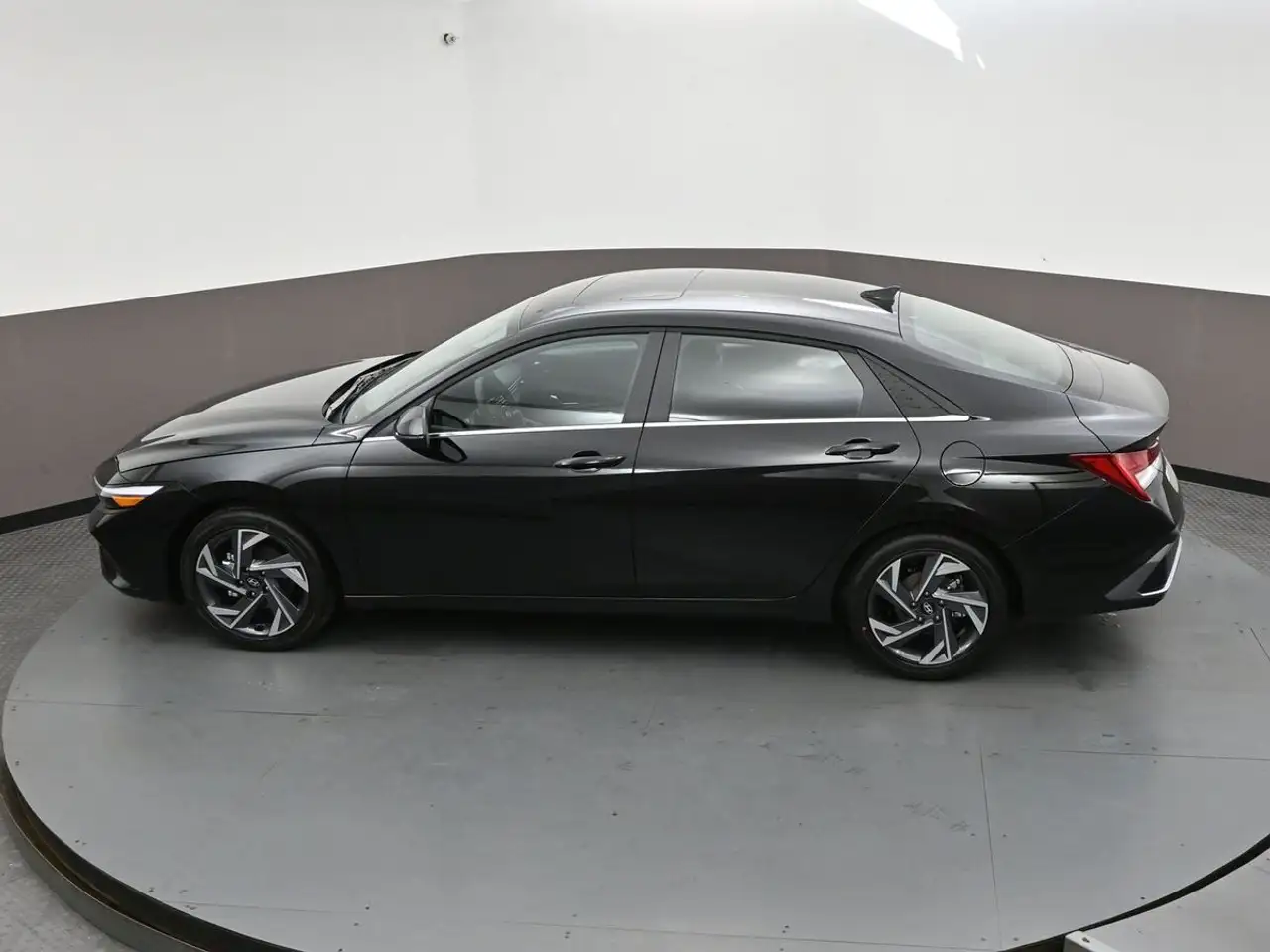 Hyundai ELANTRA photo Hyundai ELANTRA