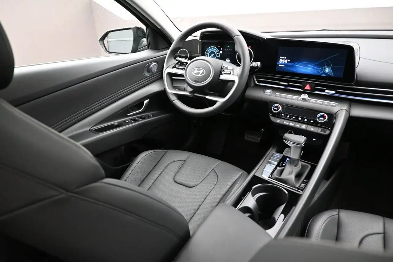 Hyundai ELANTRA photo Hyundai ELANTRA