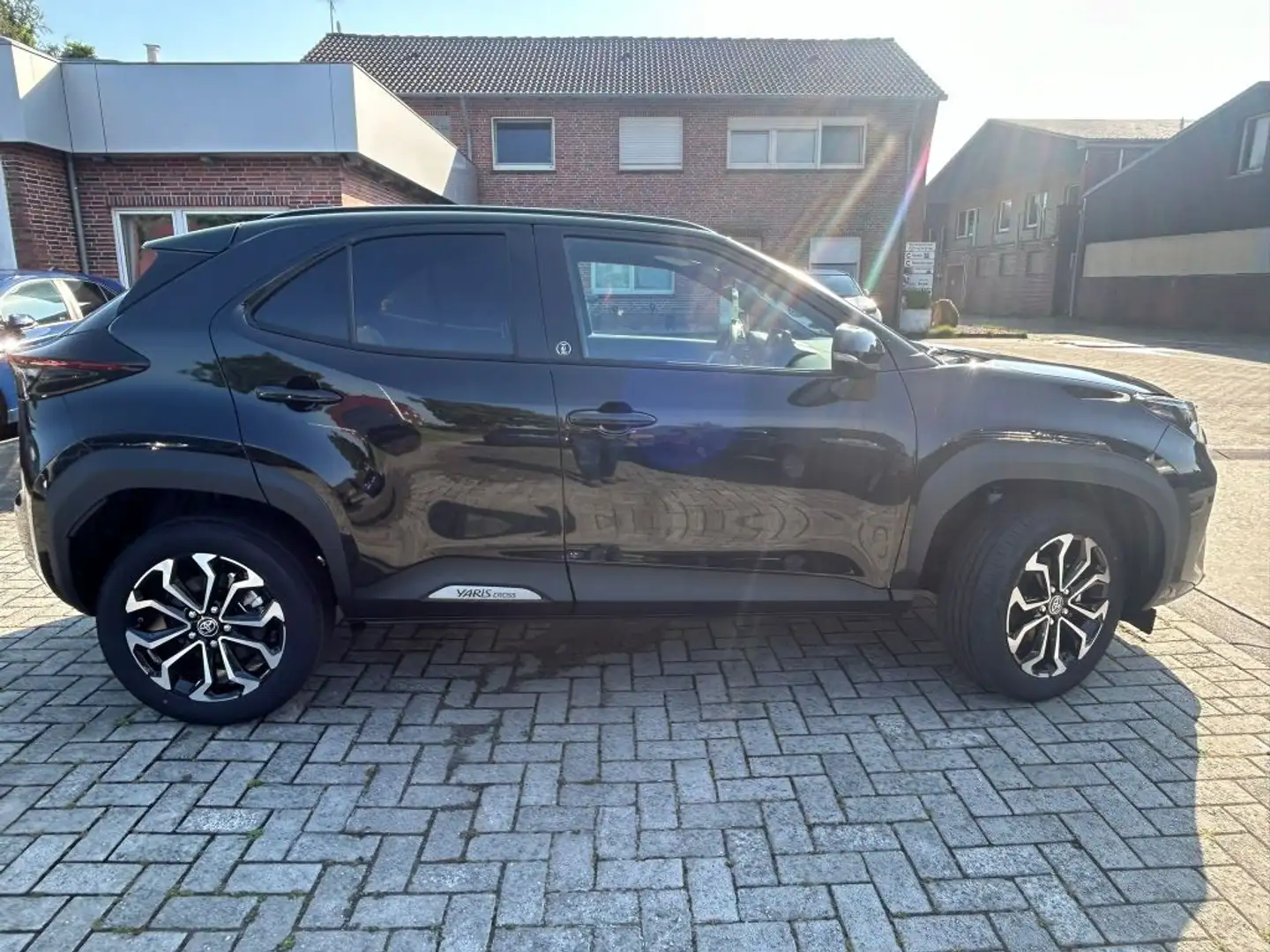 Toyota Yaris Cross Hybrid 130 1.5 VVT-i Teamplayer (XPB1) Schwarz - 2