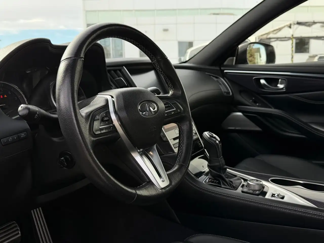 Infiniti Q60 снимка Infiniti Q60