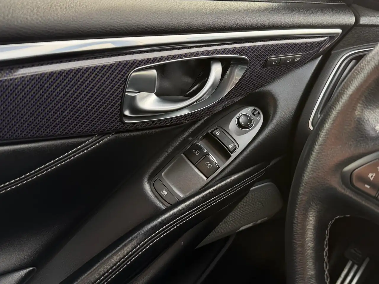 Infiniti Q60 снимка Infiniti Q60