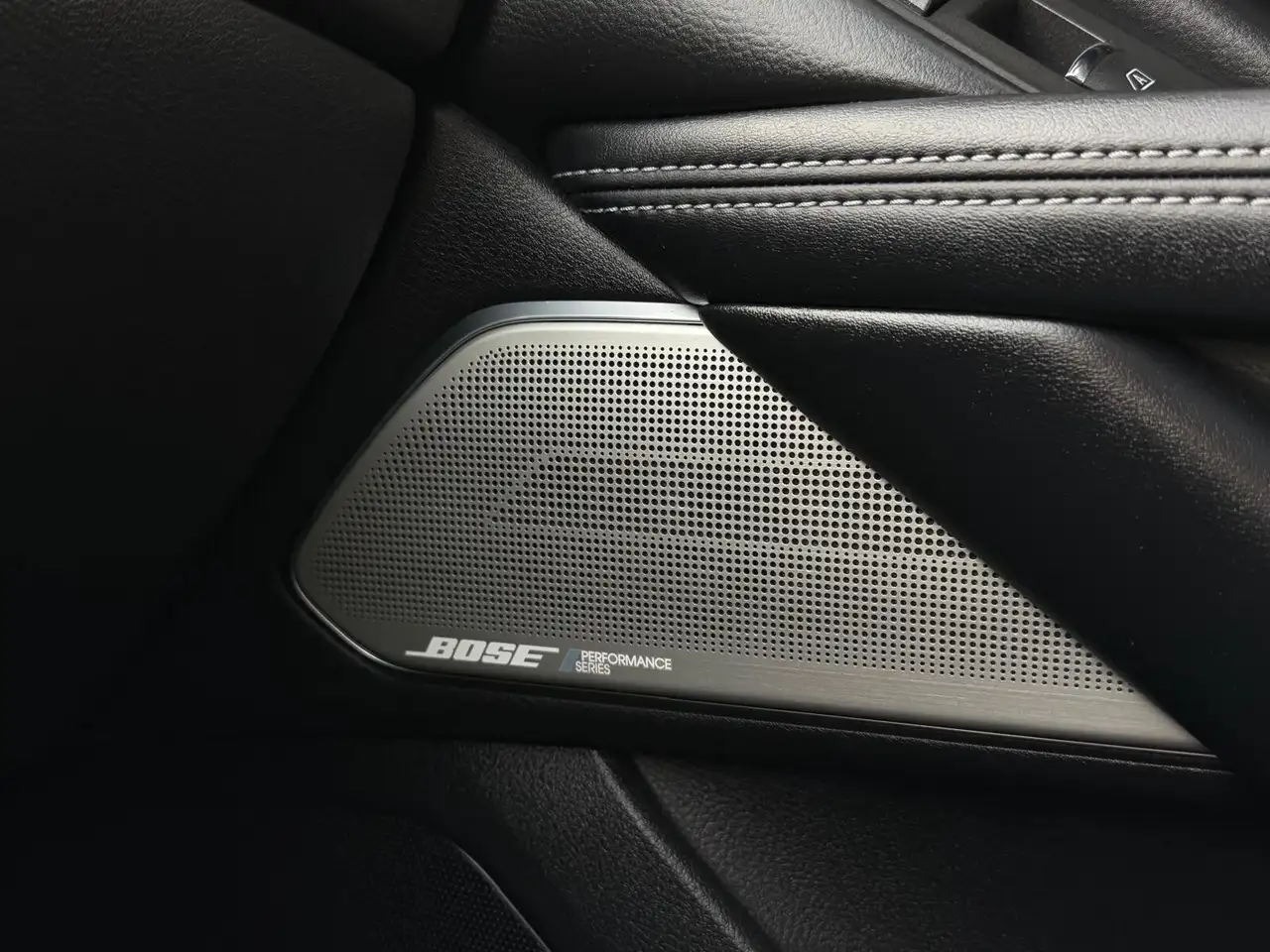 Infiniti Q60 снимка Infiniti Q60