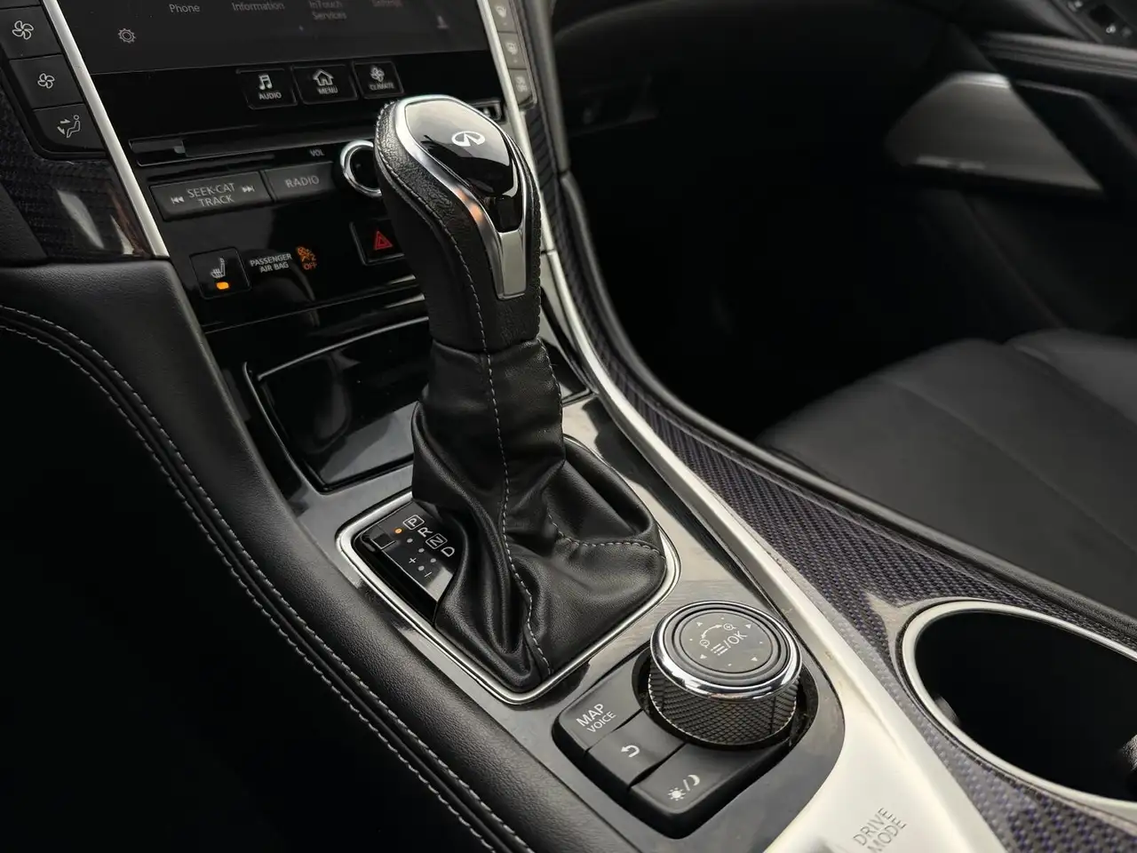 Infiniti Q60 снимка Infiniti Q60