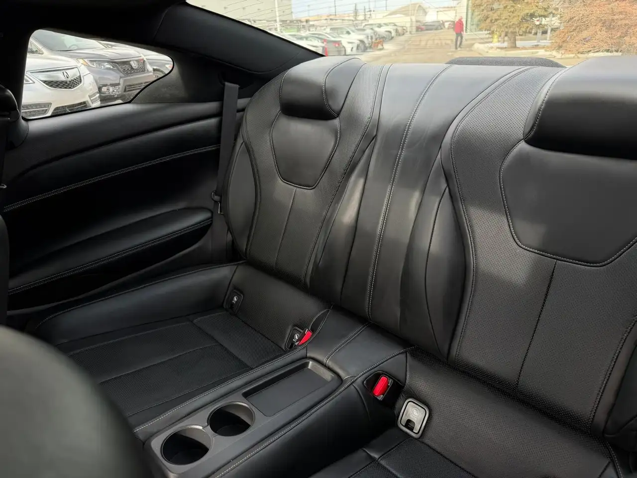Infiniti Q60 снимка Infiniti Q60