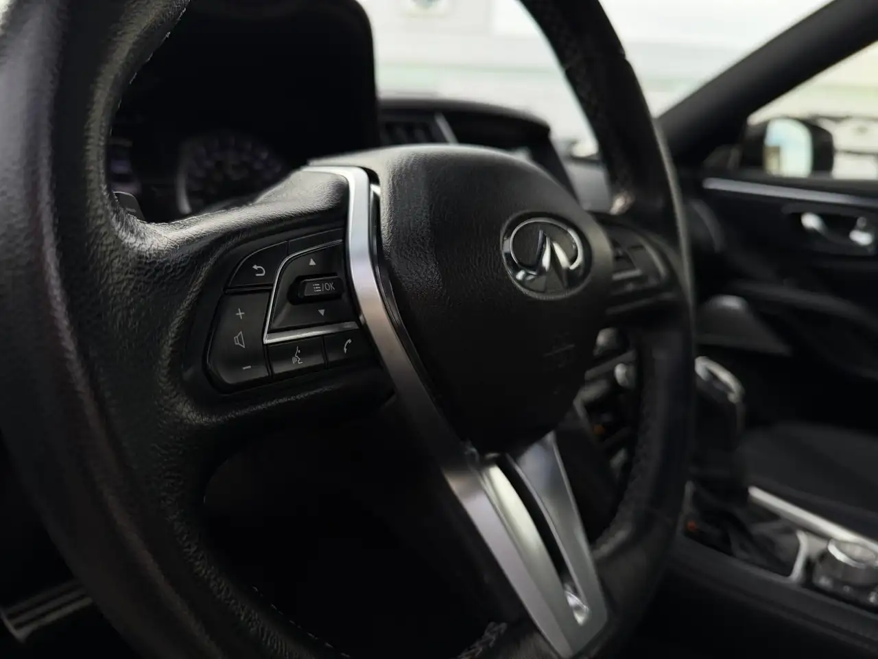 Infiniti Q60 снимка Infiniti Q60