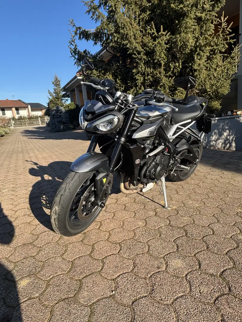Triumph Street Triple 765 R - 1
