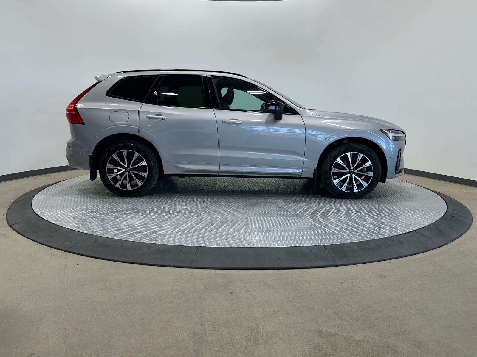 2024 Volvo XC60 XC60 B5 PLUS DARK THEME alt 2